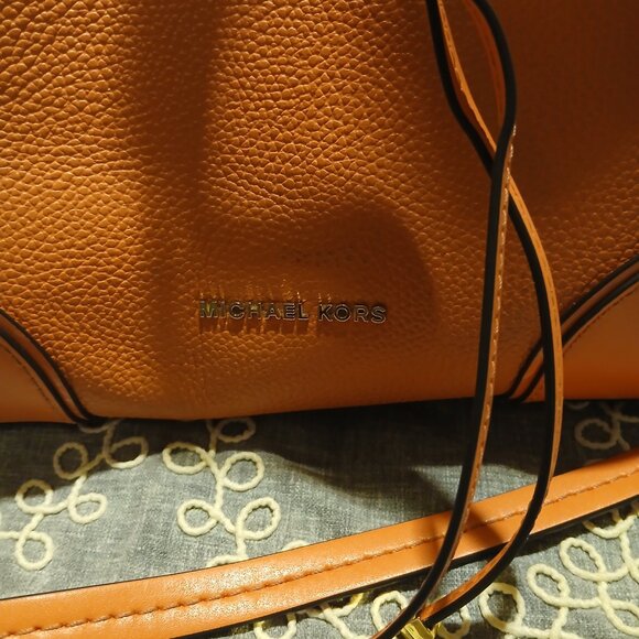 Micheal Kors Mercer Gallery Orange Medium Bucket Bad - Picture 2 of 8